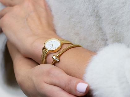 Bering 11022 Edelstahl Damenuhr Classic Geschenkset – Damenuhren Uhr ohne Datum aus Edelstahl und PVD beschichtet. Das Gehäuse ist rund und gelbgold. Das Edelstahlarmband ist gelbgold. Das Zifferblatt ist ein Index in weiß. – Ansicht 3