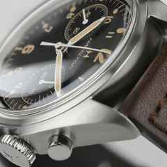 Hamilton Khaki Aviation Pilot Pioneer Mechanical Chrono Handaufzug Edelstahl 40mm schwarzes Zifferblatt braunes Lederband – Herrenuhren Chronograph aus Edelstahl und Leder. Das Gehäuse ist rund und silber. Das Lederarmband ist braun. Das Zifferblatt ist arabisch Index und schwarz. – Ansicht 5
