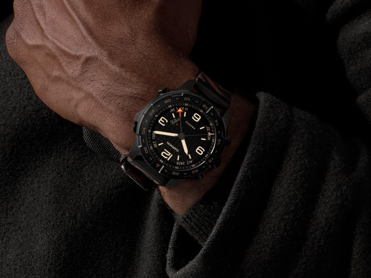 Garmin MARQ Commander Gen 3 Titan Schwarz-DLC 47mm digitales Display schwarzes Textilband – Herrenuhren Uhr Multifunktion aus DLC beschichtet, Keramik und Titan. Das Gehäuse ist rund und grau. Das Textilarmband ist schwarz. Der Zifferblatt ist digital. – Ansicht 9