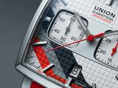 Union Glashütte Averin Chronograph Sachsen Classic 2026 Limited Edition Automatik Edelstahl 41mm graues Zifferblatt rotes Kautschukband und graues Lederband – Herrenuhren Chronograph aus Edelstahl, Kautschuk und Leder. Das Gehäuse ist quadratisch und silber. Das Lederarmband ist grau. Das Zifferblatt ist ein Index in grau. – Ansicht 7