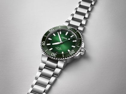 Oris Aquis Date Calibre 400 Automatik Edelstahl 41,5mm grünes Zifferblatt Metallband – Herrenuhren Uhr mit Datum aus Edelstahl. Das Gehäuse ist rund und silber. Das Edelstahlarmband ist silber. Das Zifferblatt ist ein Index in grün. – Ansicht 2