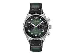 Junghans Meister Pilot Chronoscope Automatik Edelstahl 43mm grünes Zifferblatt grünes Lederband – Herrenuhren Chronograph aus Edelstahl und Leder. Das Gehäuse ist rund und grau. Das Lederarmband ist schwarz. Das Zifferblatt ist arabisch Index und grün.