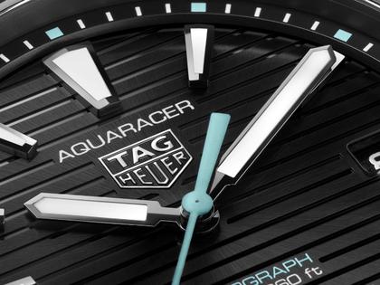 TAG Heuer Aquaracer Professional 200 Solargraph Edelstahl Schwarz-DLC 40mm schwarzes Zifferblatt schwarzes Kautschukband – Herrenuhren Uhr mit Datum aus DLC beschichtet und Edelstahl. Das Gehäuse ist rund und schwarz. Das Kautschuk / Kunststoff / Silikon Armband ist silber. Das Zifferblatt ist ein Index in schwarz. – Ansicht 3