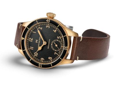 Hamilton Khaki Aviation Pilot Pioneer Mechanical Handaufzug Bronze 43mm schwarzes Zifferblatt braunes Lederband – Herrenuhren Uhr ohne Datum aus Bronze und Leder. Das Gehäuse ist rund und gelbgold. Das Lederarmband ist braun. Das Zifferblatt ist arabisch und schwarz. – Ansicht 3
