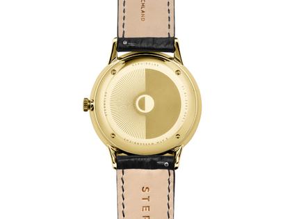 Sternglas Sedius Quarz Edelstahl PVD-Gelbgold 40mm schwarzes Zifferblatt schwarzes Lederband – Herrenuhren Uhr ohne Datum aus Edelstahl, Leder und PVD beschichtet. Das Gehäuse ist rund und gelbgold. Das Lederarmband ist schwarz. Das Zifferblatt ist arabisch Index und schwarz. – Ansicht 3