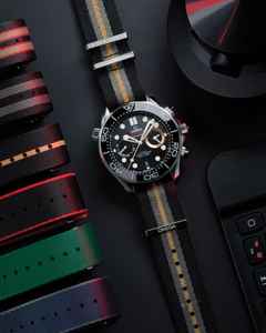 Omega Seamaster Diver 300M Chronograph Automatik Edelstahl 44mm 007 First Light schwarzes Zifferblatt – Herrenuhren Chronograph aus Edelstahl und Keramik. Das Gehäuse ist rund und silber. Das Textilarmband ist grau. Das Zifferblatt ist ein Index in schwarz. – Ansicht 5