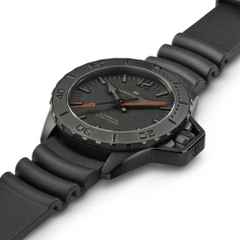 Hamilton Khaki Navy Frogman Automatic Edelstahl PVD-Schwarz 46mm schwarzes Zifferblatt Kautschukband – Herrenuhren Uhr ohne Datum aus Edelstahl und Kautschuk. Das Gehäuse ist rund und silber. Das Kautschuk / Kunststoff / Silikon Armband ist schwarz. Das Zifferblatt ist arabisch Index und schwarz. – Ansicht 3