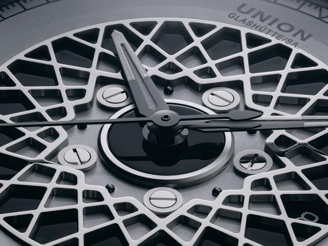 Union Glashütte Noramis Datum Deutschland Klassik 2024 Limitierte Edition Automatik Edelstahl 40mm Felgendesign Zifferblatt schwarzes Lederband – Herrenuhren Uhr mit Datum aus Edelstahl und Leder. Das Gehäuse ist rund und silber. Das Lederarmband ist schwarz. Das Zifferblatt ist ohne Zeichen und schwarz. – Ansicht 3