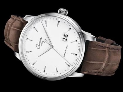 Glashütte Original Senator Excellence Panoramadatum Automatik Edelstahl 42mm weißes Zifferblatt braunes Lederband – Herrenuhren Uhr mit Datum aus Edelstahl. Das Gehäuse ist rund und silber. Das Lederarmband Kroko / Alligator ist braun. Das Zifferblatt ist ein Index in weiß. – Ansicht 3