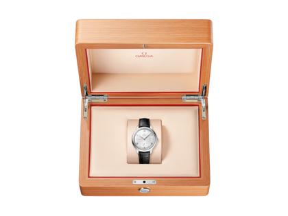 Omega De Ville Prestige Automatik Edelstahl 41mm silbernes Zifferblatt schwarzes Lederband – Herrenuhren Uhr mit Datum aus Edelstahl. Das Gehäuse ist rund und silber. Das Lederarmband Kroko / Alligator ist schwarz. Das Zifferblatt ist römisch Index und silber. – Ansicht 3