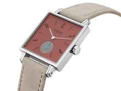 Nomos Glashütte Tetra Origins Terra Handaufzug Edelstahl 29,5mm rotes Zifferblatt graues Lederband Stahlboden – Damenuhren Uhr ohne Datum aus Edelstahl und Leder. Das Gehäuse ist quadratisch und silber. Das Lederarmband ist grau. Das Zifferblatt ist arabisch Index und rot. – Ansicht 4