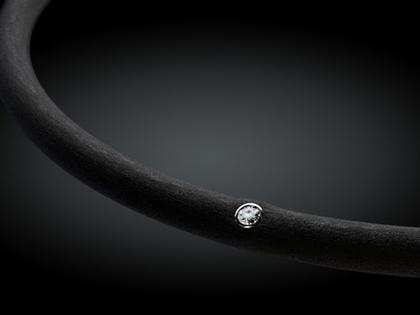 André Ribeiro Halsreif Kautschuk mit Brillant 0,15 – Halsschmuck Collier aus 750 Weißgold, Edelstahl, Kautschuk und und .