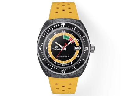 Tissot Sideral 41 mm Edelstahl marmoriertes Carbon Kautschukband gelb – Herrenuhren Uhr mit Datum aus Edelstahl, Carbon und Kautschuk. Das Gehäuse ist tonneauform und schwarz. Das Kautschuk / Kunststoff / Silikon Armband ist gelb. Das Zifferblatt ist arabisch Index und schwarz.