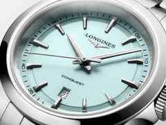 Longines Conquest Quarz Edelstahl 30mm blaues Zifferblatt Metallband – Damenuhren Uhr mit Datum aus Edelstahl. Das Gehäuse ist rund und silber. Das Edelstahlarmband ist silber. Das Zifferblatt ist ein Index in blau. – Ansicht 2