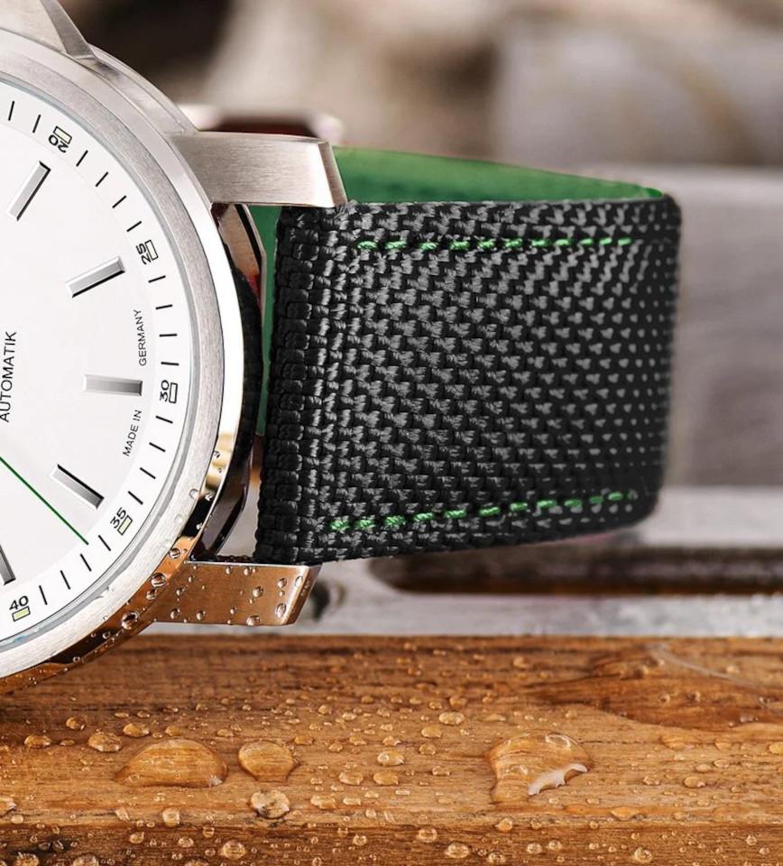 Mühle Glashütte 29er Big Edition Sachsen Automatik Edelstahl 42,4mm weißes Zifferblatt schwarzes Canvasband – Herrenuhren Uhr mit Datum aus Edelstahl und Leder. Das Gehäuse ist rund und silber. Das Textilarmband ist schwarz. Das Zifferblatt ist ein Index in weiß. – Ansicht 4