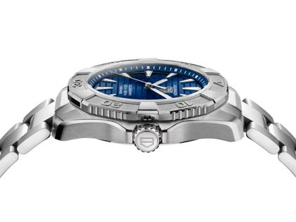 TAG Heuer Aquaracer Professional 200 Solargraph Quarz Edelstahl 40mm blaues Zifferblatt Metallband – Herrenuhren Uhr mit Datum aus Edelstahl. Das Gehäuse ist rund und silber. Das Edelstahlarmband ist silber. Das Zifferblatt ist ein Index in blau. – Ansicht 4