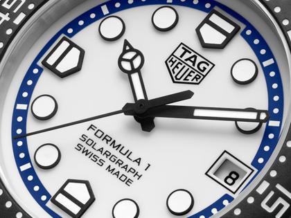 TAG Heuer Formula 1 Solargraph Quarz Kunststoff 38mm weißes Zifferblatt blaues Kautschukband – Herrenuhren Uhr mit Datum aus Edelstahl und Kunststoff. Das Gehäuse ist rund und schwarz. Das Kautschuk / Kunststoff / Silikon Armband ist blau. Das Zifferblatt ist ein Index in weiß. – Ansicht 4