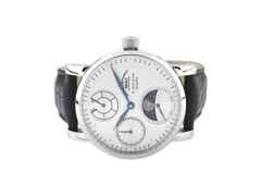 Mühle Glashütte Robert Mühle Mondphase Handaufzug Edelstahl 42mm silbernes Zifferblatt schwarzes Lederband M1-11-53 Full Set Occasion Refurbished – Herrenuhren Uhr mit Datum aus Edelstahl. Das Gehäuse ist rund und silber. Das Lederarmband ist schwarz. Das Zifferblatt ist ein Index in silber.