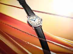 Alpina Heritage Automatik Edelstahl 38mm beiges Zifferblatt schwarzes Lederband – Herrenuhren Uhr ohne Datum aus Edelstahl und Leder. Das Gehäuse ist rund und silber. Das Lederarmband ist schwarz. Das Zifferblatt ist arabisch Index und beige. – Ansicht 5