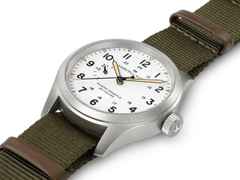 Hamilton Khaki Field Mechanical Power Reserve Handaufzug Edelstahl 40mm weißes Zifferblatt grünes Textilband – Herrenuhren Uhr ohne Datum aus Edelstahl. Das Gehäuse ist rund und silber. Das Textilarmband ist grün. Das Zifferblatt ist arabisch und weiß. – Ansicht 3