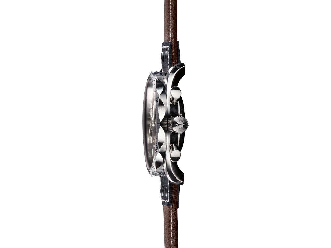 Junghans Meister Pilot Automatic Edelstahl 43mm schwarzes Zifferblatt braunes Lederband – Herrenuhren Chronograph aus Edelstahl. Das Gehäuse ist rund und silber. Das Lederarmband ist braun. Das Zifferblatt ist arabisch Index und schwarz. – Ansicht 2