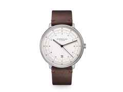 Sternglas Hamburg Quarz Edelstahl 42mm weißes Zifferblatt braunes Lederband – Herrenuhren Uhr mit Datum aus Edelstahl und Leder. Das Gehäuse ist rund und silber. Das Lederarmband ist braun. Das Zifferblatt ist arabisch Index und weiß.