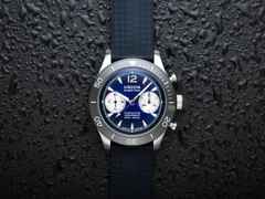 Union Glashütte Noramis Chronograph Sport Automatik Edelstahl 43mm blaues Zifferblatt blaues Kautschukband – Herrenuhren Chronograph aus Edelstahl, Kautschuk und Keramik. Das Gehäuse ist rund und silber. Das Kautschuk / Kunststoff / Silikon Armband ist blau. Das Zifferblatt ist arabisch Index und blau. – Ansicht 2