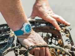 Oris New York Harbor LE II Automatik Edelstahl 43,5mm petrolfarbenes Perlmutt-Zifferblatt petrolfarbenes Kautschukband limitiert – Herrenuhren Uhr mit Datum aus Edelstahl und Kautschuk. Das Gehäuse ist rund und silber. Das Kautschuk / Kunststoff / Silikon Armband ist türkis. Das Zifferblatt ist ein Index in türkis. – Ansicht 8
