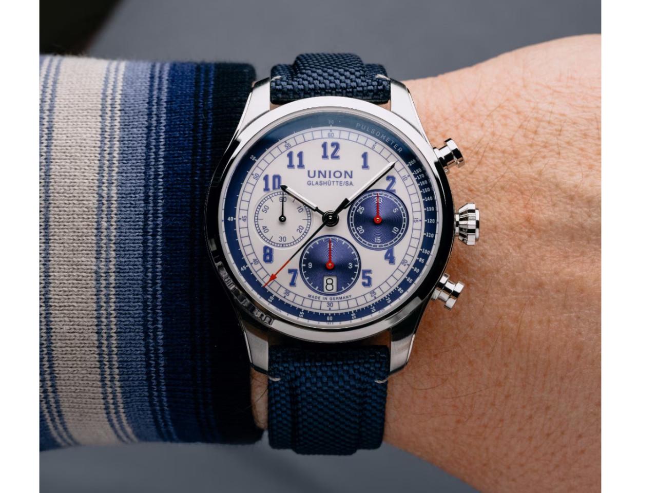 Union Glashütte Belisar Chronograph Automatik Edelstahl 44mm weiß-blaues Zifferblatt blaues Textilband – Herrenuhren Chronograph aus Edelstahl. Das Gehäuse ist rund und silber. Das Textilarmband ist blau. Das Zifferblatt ist arabisch und weiß. – Ansicht 3