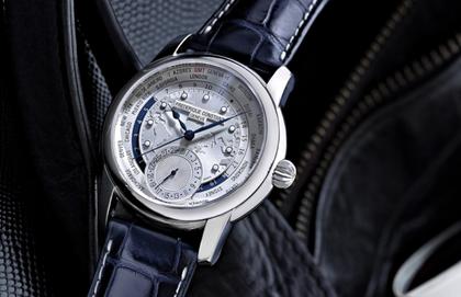 Frederique Constant Classics Worldtimer GMT Manufacture Automatik Edelstahl 42mm weißes Zifferblatt blaues Lederband – Herrenuhren Uhr mit Datum aus Edelstahl und Leder. Das Gehäuse ist rund und silber. Das Lederarmband Kroko / Alligator ist blau. Das Zifferblatt ist ein Index in weiß. – Ansicht 2