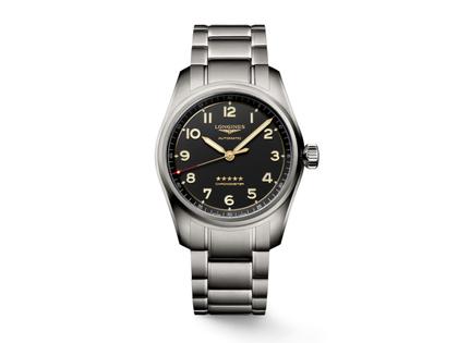 Longines Spirit Automatik Titan 40mm schwarzes Zifferblatt Titanband – Herrenuhren Uhr ohne Datum aus Titan. Das Gehäuse ist rund und grau. Das Titanarmband ist grau. Das Zifferblatt ist arabisch Index und schwarz.