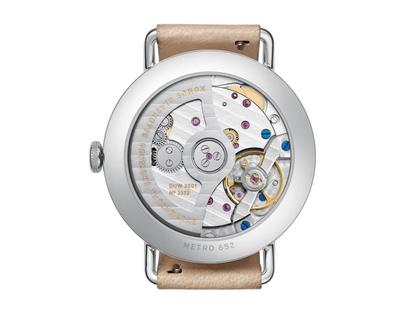Nomos Glashütte Metro neomatik 35 Champagner Automatik Edelstahl 35mm beiges Zifferblatt beiges Lederband – Damenuhren Uhr ohne Datum aus Edelstahl. Das Gehäuse ist rund und silber. Das Lederarmband ist braun. Das Zifferblatt ist arabisch Index und beige. – Ansicht 3