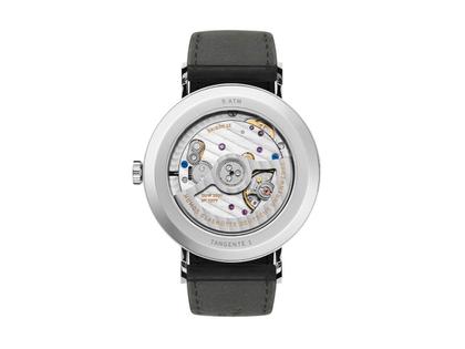 Nomos Glashütte Tangente 39 neomatik Platingrau Automatik 39mm silberfarbenes Zifferblatt schwarzes Lederband Stahlboden – Herrenuhren Uhr ohne Datum aus Edelstahl. Das Gehäuse ist rund und silber. Das Lederarmband ist schwarz. Das Zifferblatt ist arabisch Index und grau. – Ansicht 2