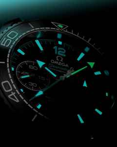 Omega Seamaster Planet Ocean 600M Chronograph ETNZ Deep Black Automatik Keramik 45,5mm schwarzes Zifferblatt schwarz türkises Kautschukband – Herrenuhren Chronograph aus Edelstahl, Kautschuk und Keramik. Das Gehäuse ist rund und schwarz. Das Kautschuk / Kunststoff / Silikon Armband ist schwarz. Das Zifferblatt ist arabisch Index und schwarz. – Ansicht 5