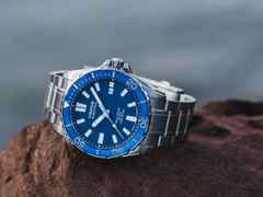 Union Glashütte Belisar  Datum Sport Pro Automatik Edelstahl 42mm blaues Zifferblatt Metallband – Herrenuhren Uhr mit Datum aus Edelstahl. Das Gehäuse ist rund und silber. Das Edelstahlarmband ist silber. Das Zifferblatt ist ein Index in blau. – Ansicht 4