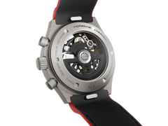 Porsche Design Chronograph 1 - All Titanium Numbered Edition Automatik Titan 40mm schwarzes Zifferblatt rotes Lederband – Herrenuhren Chronograph aus Leder und Titan. Das Gehäuse ist rund und grau. Das Lederarmband ist rot. Das Zifferblatt ist ein Index in schwarz. – Ansicht 3