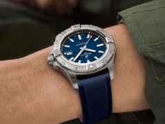 Breitling Avenger Automatik 42 Edelstahl blaues Zifferblatt dunkelblaues Lederband – Herrenuhren Uhr mit Datum aus Edelstahl und Leder. Das Gehäuse ist rund und silber. Das Lederarmband ist blau. Das Zifferblatt ist ein Index in blau. – Ansicht 5
