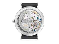 Nomos Glashütte Tangente 35 neomatik Nachtblau Automatik Edelstahl 35mm blaues Zifferblatt schwarzes Lederband – Damenuhren Uhr ohne Datum aus Edelstahl. Das Gehäuse ist rund und silber. Das Lederarmband ist schwarz. Das Zifferblatt ist arabisch Index und blau. – Ansicht 2