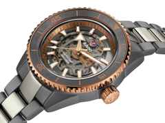 Rado Captain Cook High-Tech Ceramic Skeleton 43 mm Titan-Keramikband – Herrenuhren Uhr ohne Datum aus Keramik, PVD beschichtet und Titan. Das Gehäuse ist rund und grau. Das Keramikarmband ist grau. Das Zifferblatt ist ein Index in grau. – Ansicht 2