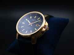 Mühle Glashütte 29er Big Bronze Edition 1994 Automatik 42,4mm blaues Zifferblatt blaues Canvasband – Herrenuhren Uhr mit Datum aus Edelstahl. Das Gehäuse ist rund und roségold. Das Textilarmband ist blau. Das Zifferblatt ist ein Index in weiß. – Ansicht 4