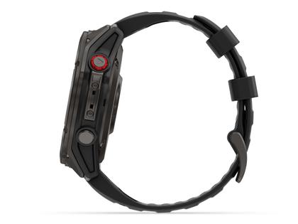 Garmin fenix 8 Pro 51mm AMOLED faserverstärktes Polymer und Titan DLC-Carbongrau digitales Zifferblatt schwarzes Silikonband – Herrenuhren Uhr Multifunktion aus DLC beschichtet, Kunststoff und Titan. Das Gehäuse ist rund und grau. Das Kautschuk / Kunststoff / Silikon Armband ist schwarz. Das Zifferblatt ist digital und schwarz. – Ansicht 4