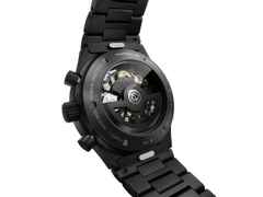 Porsche Design Chronograph 1 - All Black Numbered Edition – Herrenuhren Chronograph aus Edelstahl und PVD beschichtet. Das Gehäuse ist rund und schwarz. Das Titanarmband ist schwarz. Das Zifferblatt ist ein Index in schwarz. – Ansicht 4