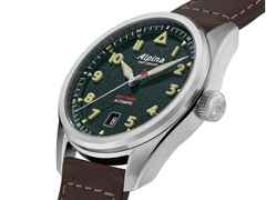 Alpina Startimer Pilot Automatik Edelstahl 40mm graues Zifferblatt braunes Lederband – Herrenuhren Uhr mit Datum aus Edelstahl und Leder. Das Gehäuse ist rund und silber. Das Lederarmband ist braun. Das Zifferblatt ist arabisch Index und grau. – Ansicht 3