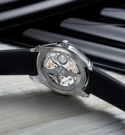 H. Moser & Cie. Pioneer Centre Seconds Arctic Blue Fumé Automatik Edelstahl 40mm blaues Zifferblatt schwarzes Kautschukband – Herrenuhren Uhr ohne Datum aus Edelstahl. Das Gehäuse ist rund und silber. Das Kautschuk / Kunststoff / Silikon Armband ist schwarz. Das Zifferblatt ist ein Index in blau. – Ansicht 4