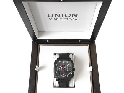 Union Glashütte Averin Chronograph Automatik Edelstahl Schwarz-DLC 41mm schwarzes Zifferblatt Textilband D015.527.38.051.00 Full Set Top mit Garantie Occasion – Herrenuhren Chronograph aus DLC beschichtet und Edelstahl. Das Gehäuse ist quadratisch und schwarz. Das Textilarmband ist schwarz. Das Zifferblatt ist arabisch Index und schwarz. – Ansicht 3