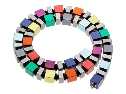 Apero Würfelkette 8mm Farbverlauf bunt und titanfarben – Halsschmuck Collier aus Aluminium, Edelstahl und und .