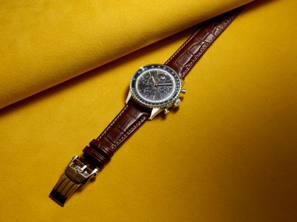Breitling Navitimer B19 Chronograph 43 Perpetual Calendar Automatik Edelstahl graues Zifferblatt braunes Lederband – Herrenuhren Chronograph aus 950 Platin, Edelstahl und Leder. Das Gehäuse ist rund und silber. Das Lederarmband Kroko / Alligator ist braun. Das Zifferblatt ist ein Index in grau. – Ansicht 4