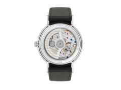 Nomos Glashütte Ludwig Neomatik 39 75 Jahre Grundgesetz Automatik Edelstahl 39mm weißes Zifferblatt schwarzes Lederband limitiert – Herrenuhren Uhr ohne Datum aus Edelstahl und Leder. Das Gehäuse ist rund und silber. Das Lederarmband ist schwarz. Das Zifferblatt ist römisch Index und weiß. – Ansicht 2
