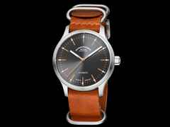 Mühle Glashütte Panova Grau Automatik Edelstahl 40mm braunes Lederband – Herrenuhren Uhr ohne Datum aus Edelstahl und Leder. Das Gehäuse ist rund und silber. Das Lederarmband ist braun. Das Zifferblatt ist ein Index in grau. – Ansicht 3