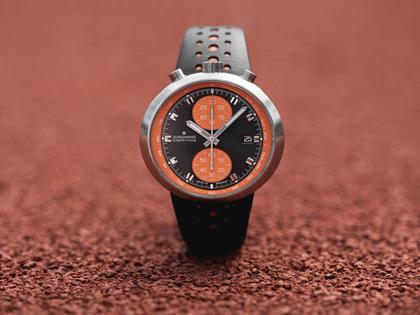 Junghans 1972 Competition Automatik Edelstahl 43mm graues Zifferblatt schwarzes Lederband – Herrenuhren Chronograph aus Edelstahl und Leder. Das Gehäuse ist rund und silber. Das Lederarmband ist schwarz. Das Zifferblatt ist ein Index in grau. – Ansicht 3